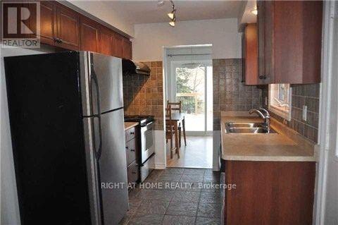 1036 Sawgrass Crescent, Mississauga, Ontario  L5C 3Y3 - Photo 5 - W13504406