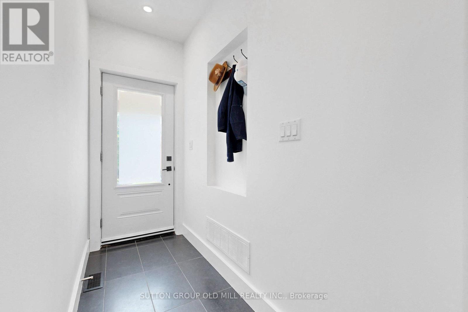 90 Fermanagh Avenue, Toronto, Ontario  M6R 1M2 - Photo 4 - W13504504