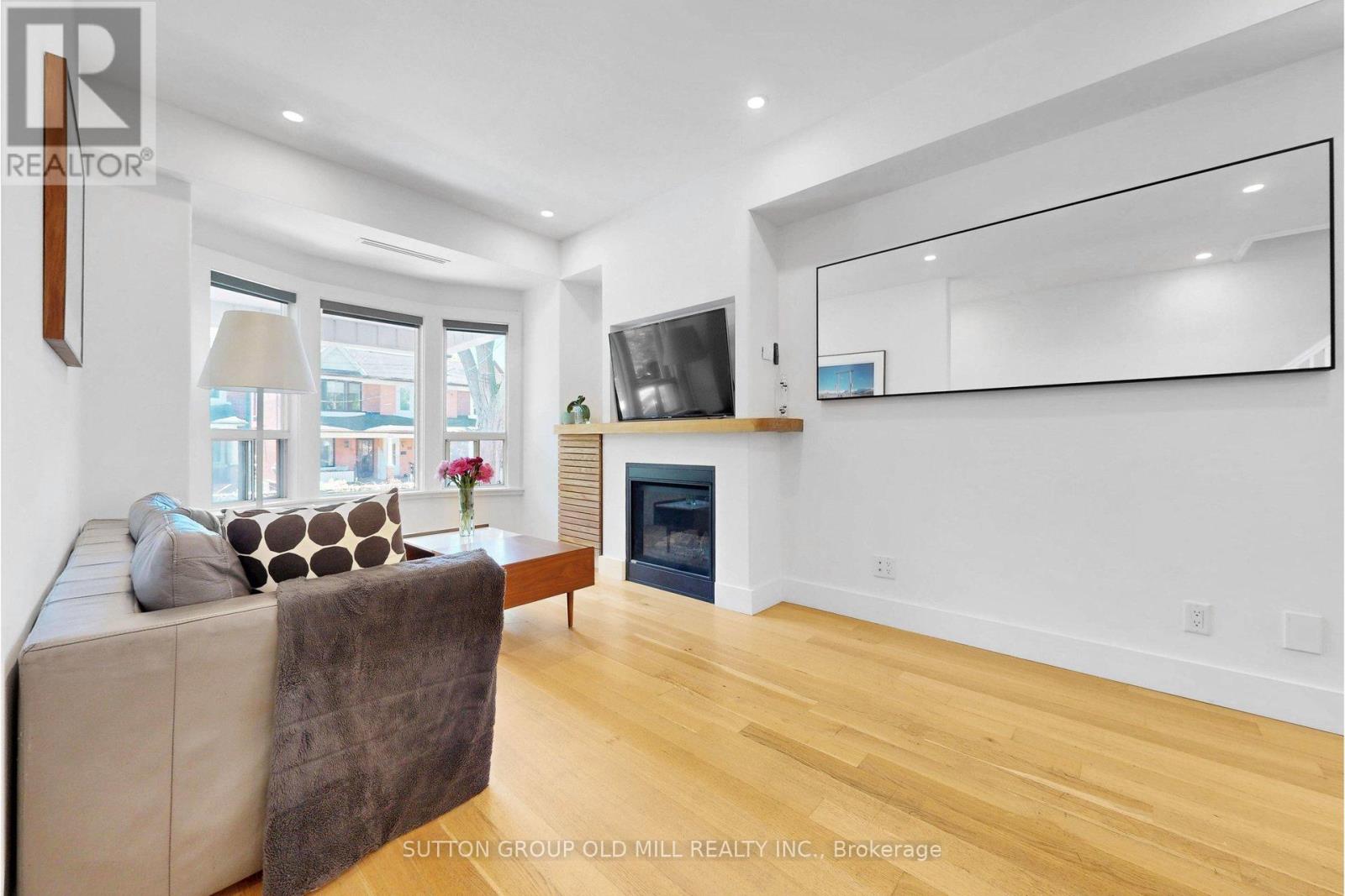 90 Fermanagh Avenue, Toronto, Ontario  M6R 1M2 - Photo 6 - W13504504