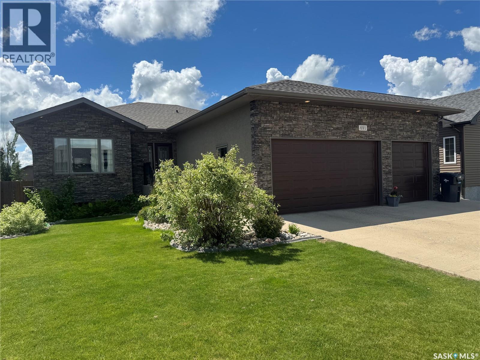 691 Barber Crescent, Weyburn, Saskatchewan  S4H 0B9 - Photo 1 - SK041066
