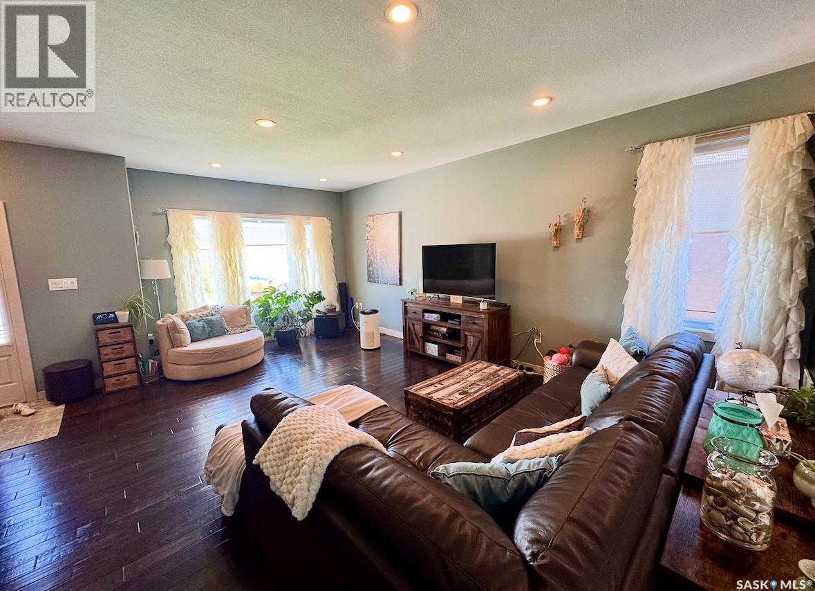 691 Barber Crescent, Weyburn, Saskatchewan  S4H 0B9 - Photo 4 - SK041066