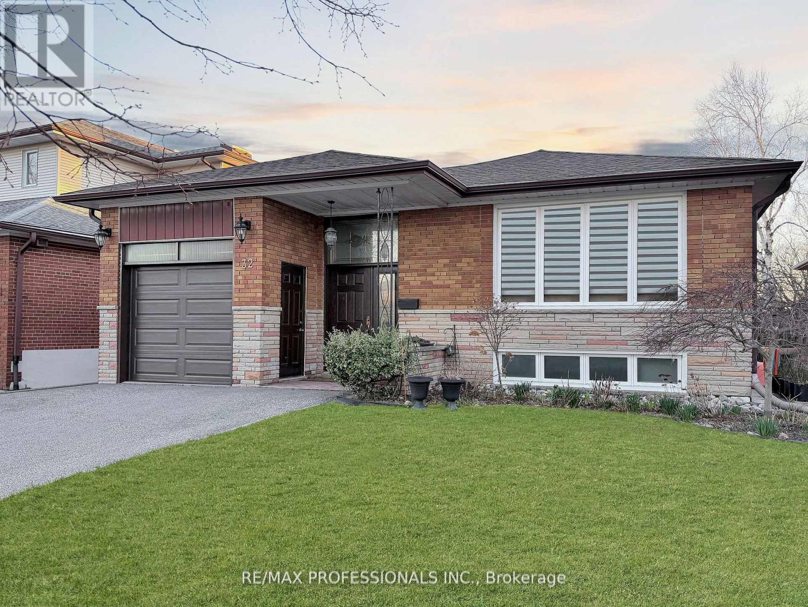 32 SELLMAR ROAD, Toronto, Ontario