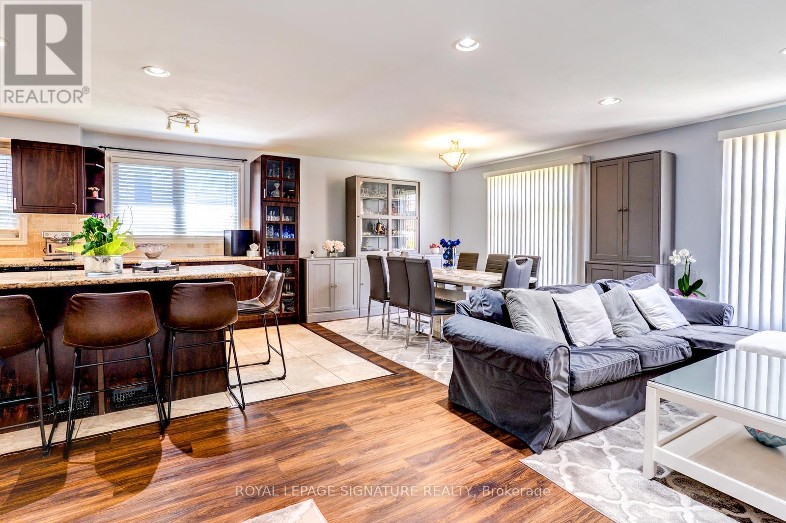 7639 Kittridge Drive, Mississauga, Ontario  L4T 3L9 - Photo 5 - W13504748