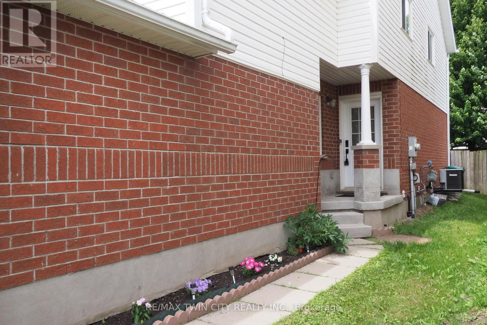 14 Donnenwerth Drive, Waterloo, Ontario  N2E 3X2 - Photo 3 - X13504832