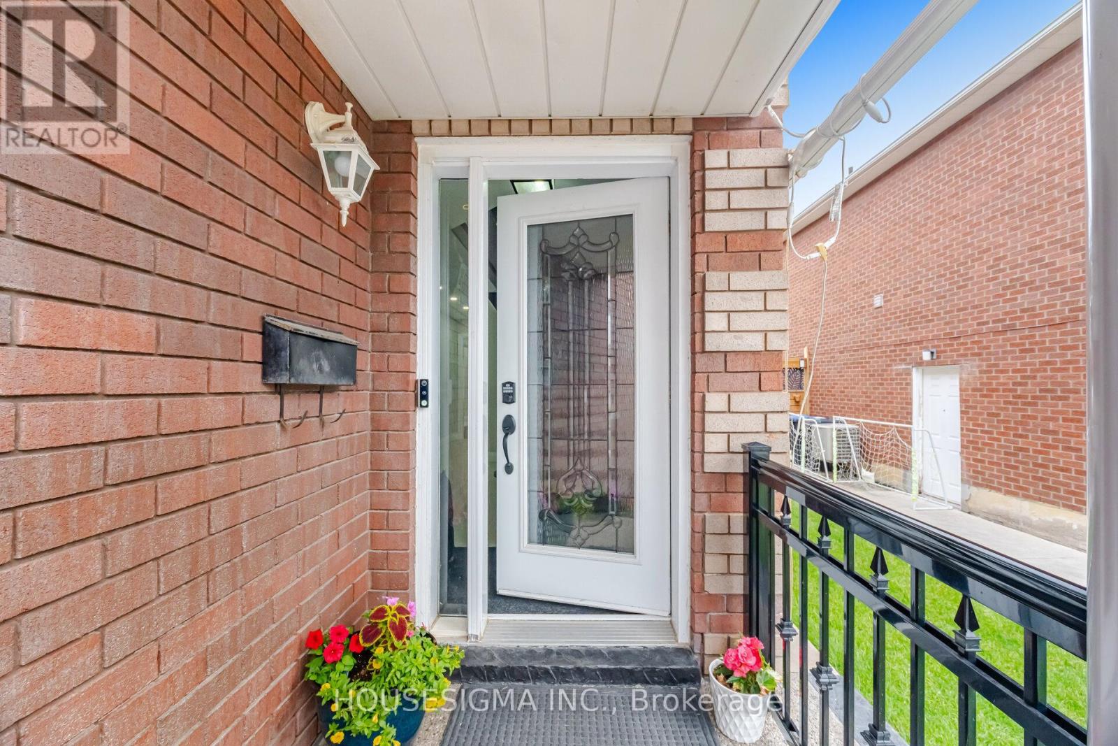 62 Ravenscliffe Court, Brampton, Ontario  L6X 4N9 - Photo 3 - W13484074