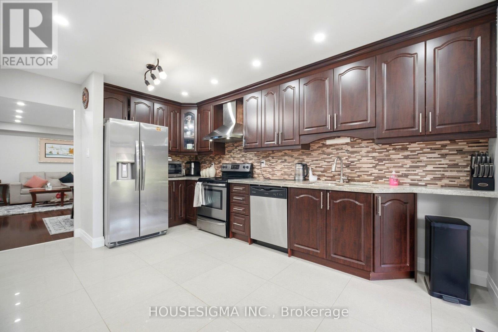 62 Ravenscliffe Court, Brampton, Ontario  L6X 4N9 - Photo 9 - W13484074