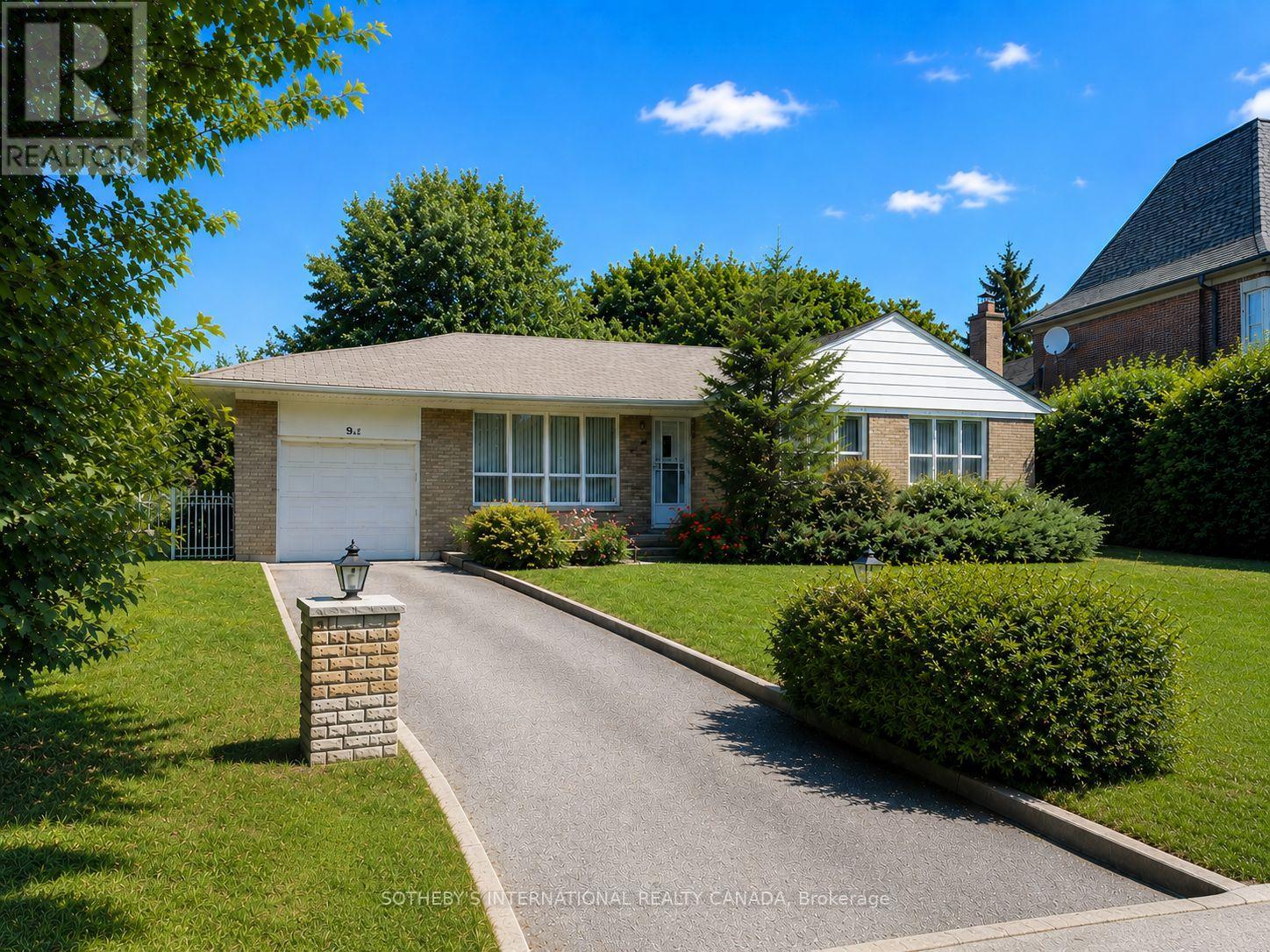 9 LLOYDMINSTER CRESCENT, Toronto, Ontario
