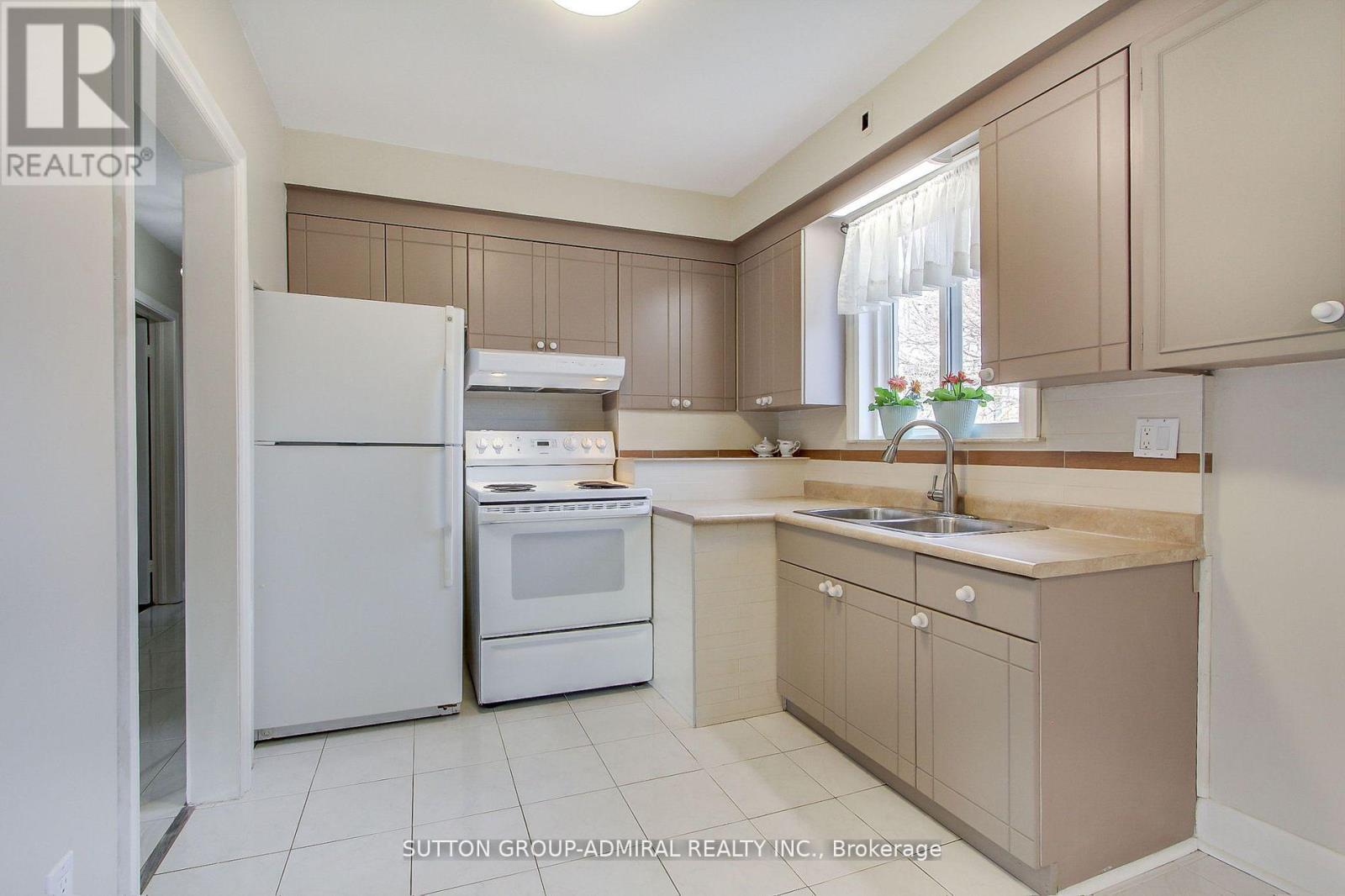 Main Floor - 194 Cocksfield Avenue, Toronto, Ontario  M3H 3T5 - Photo 7 - C13505064