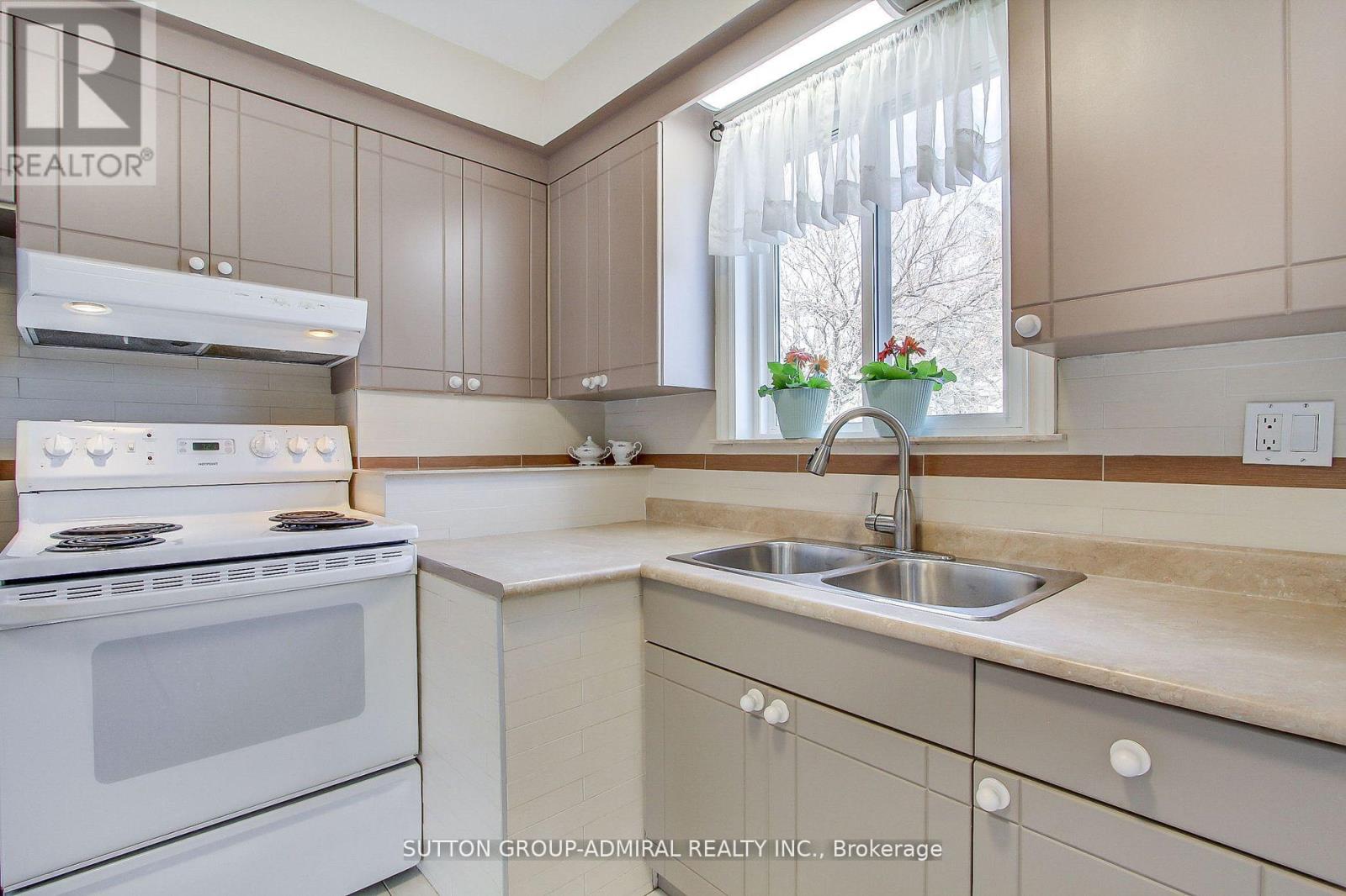 Main Floor - 194 Cocksfield Avenue, Toronto, Ontario  M3H 3T5 - Photo 8 - C13505064