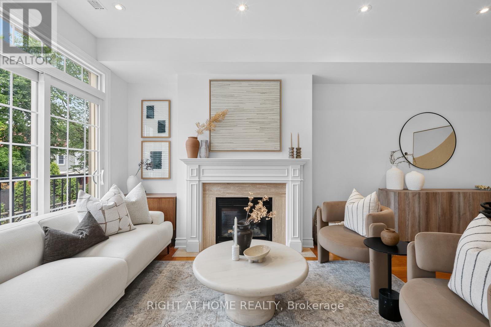 <div class="slider-price">$998,000</div><p>722f Kingston Road, Toronto, Ontario</p>
