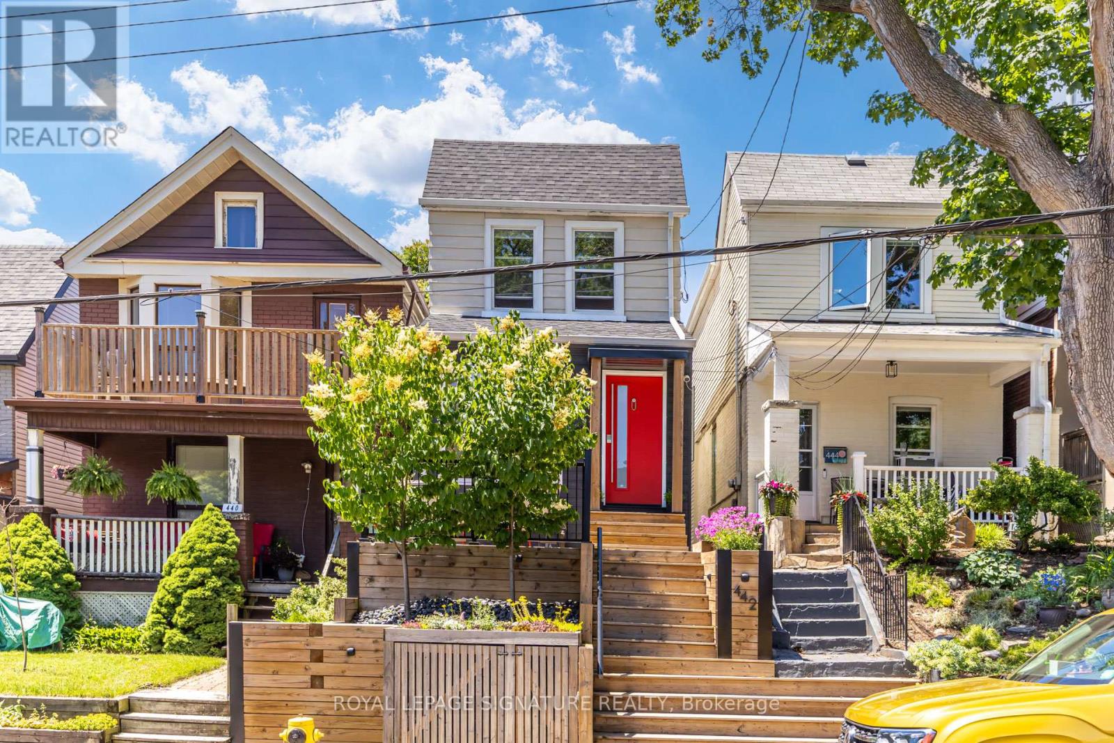 <div class="slider-price">$999,900</div><p>442 Rhodes Avenue, Toronto, Ontario</p>
