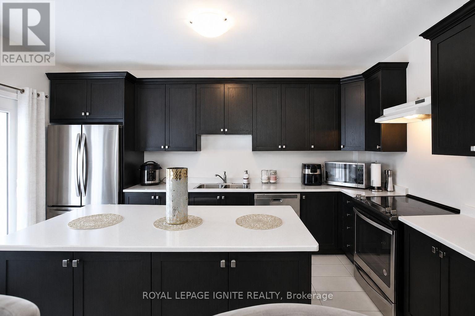 28 Foxberry Road, East Gwillimbury, Ontario  L9N 0P6 - Photo 3 - N13498158