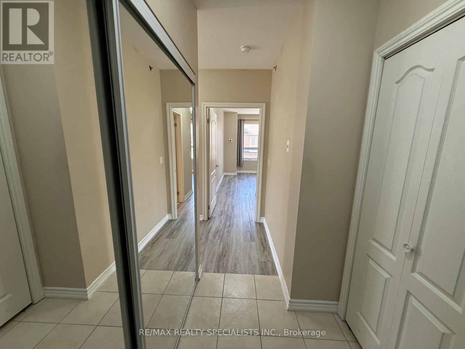 305 - 830 Scollard Court, Mississauga, Ontario  L5V 0A2 - Photo 4 - W13505454