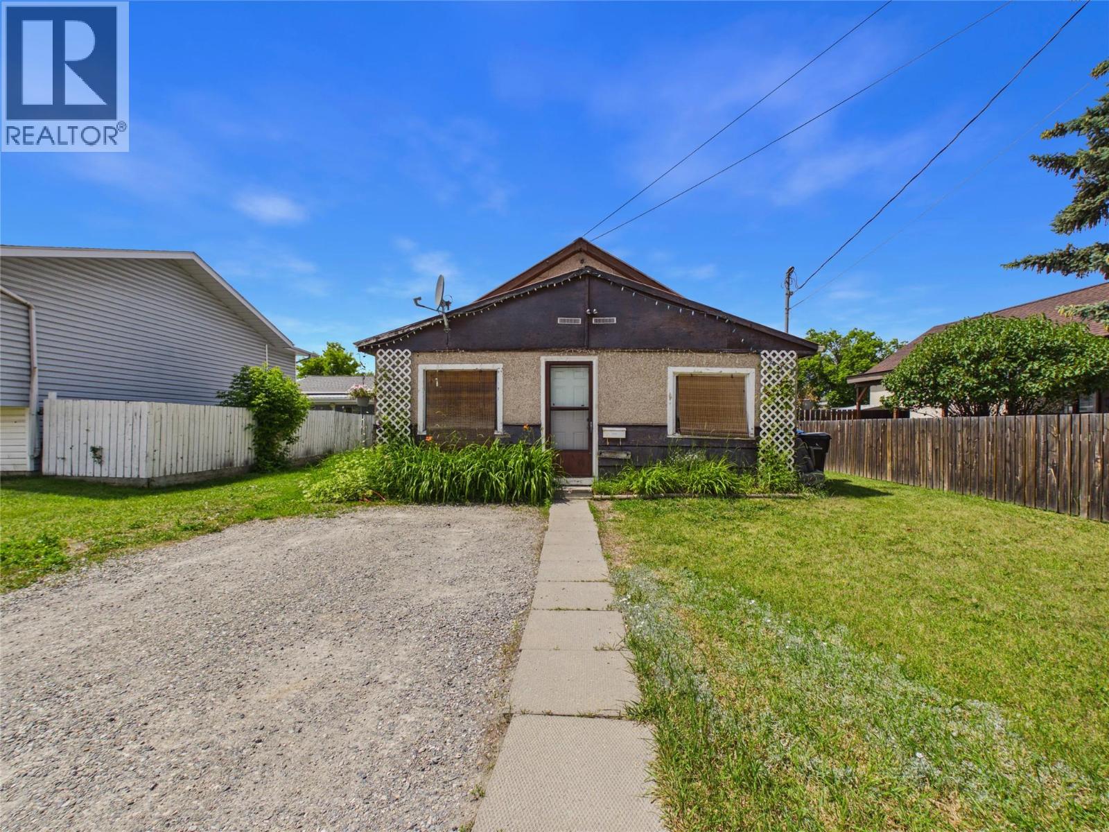 417 17th Avenue N, Cranbrook, British Columbia V1C 3X3 - Photo 1 - 10393135