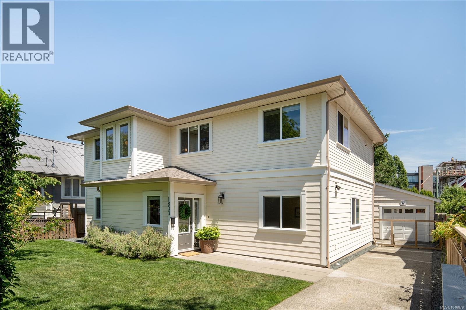 1833 Chestnut St, Victoria, British Columbia