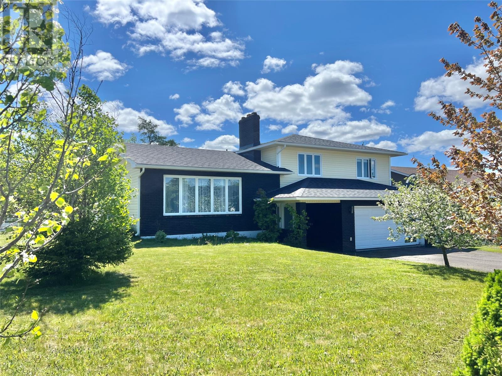 <div class="slider-price">$399,900</div><p>10 Southcott Drive, Grand Falls-Windsor, Newfoundland & Labrador</p>