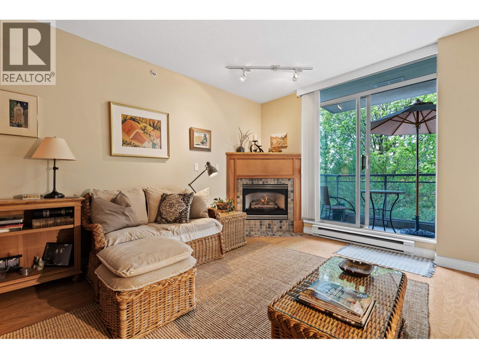 302 588 16TH STREET, west vancouver, British Columbia