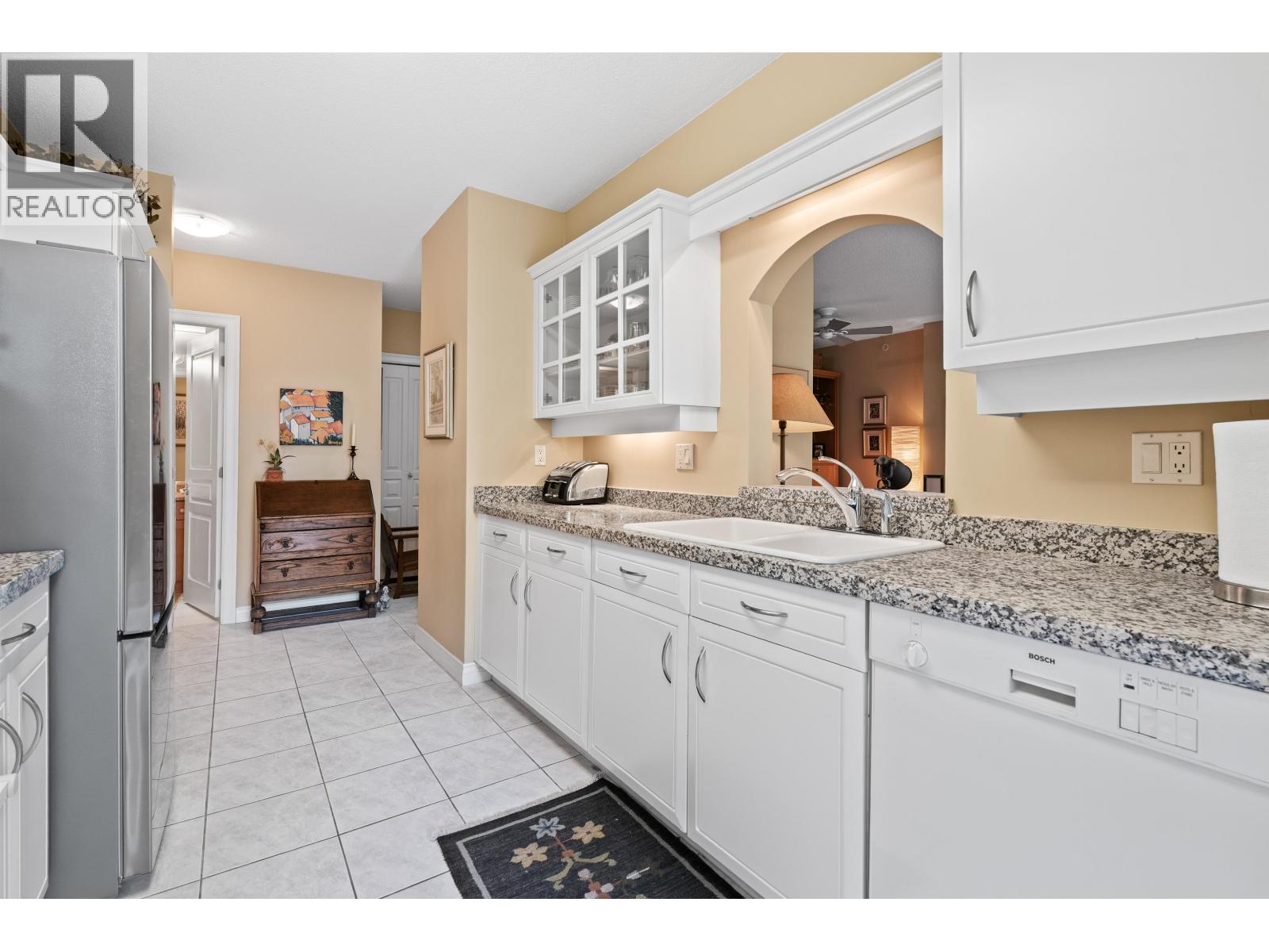 302 588 16th Street, West Vancouver, British Columbia  V7V 3R7 - Photo 2 - R3141233