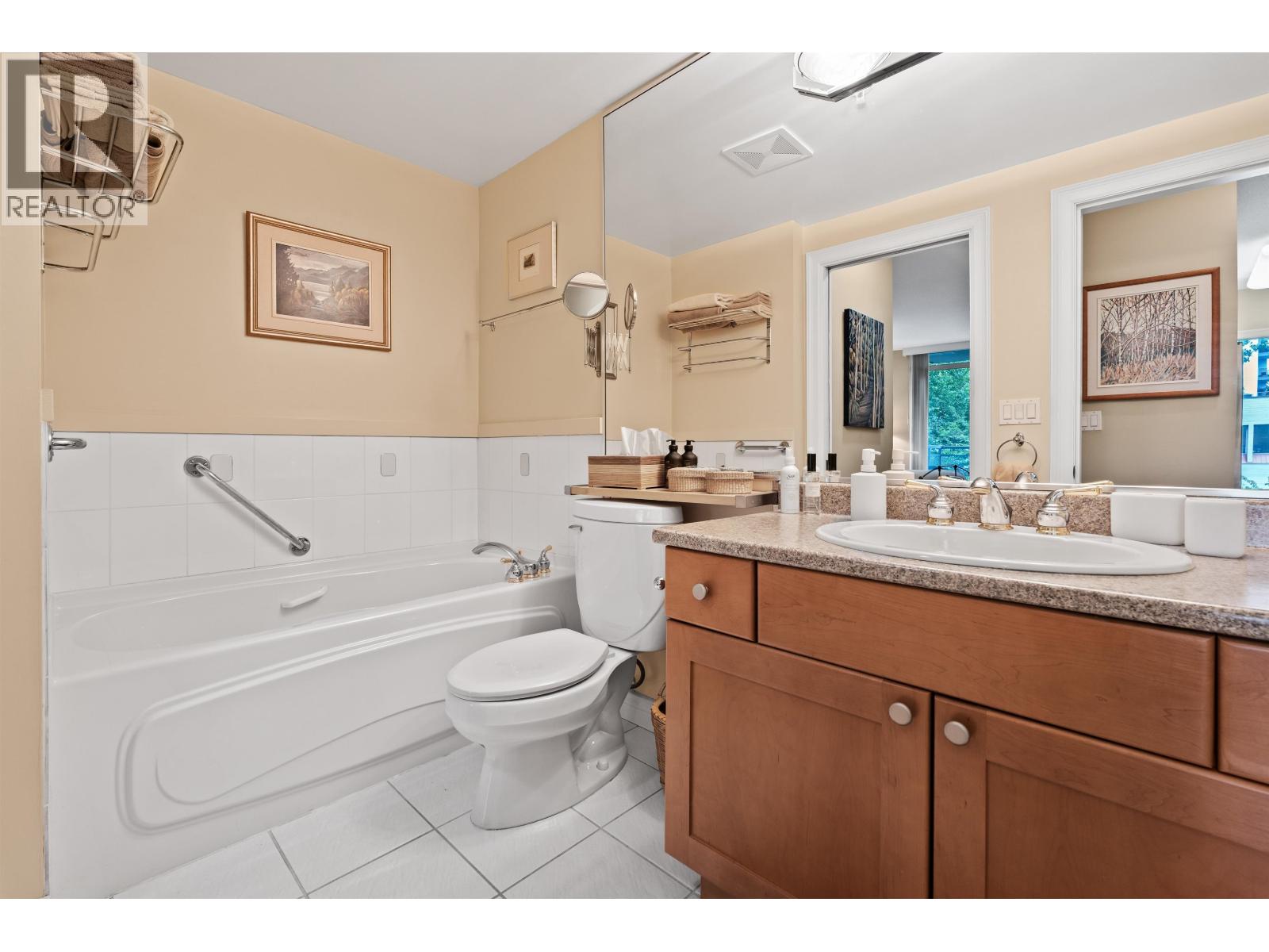 302 588 16th Street, West Vancouver, British Columbia  V7V 3R7 - Photo 6 - R3141233