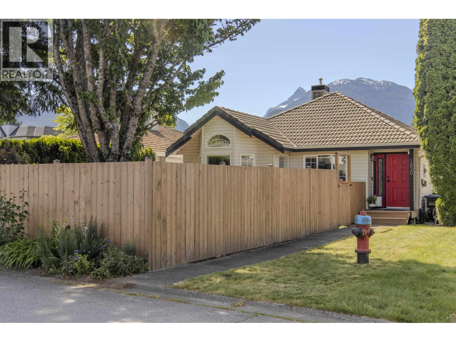 1830 Willow Crescent, Squamish, British Columbia V8B 0L9 - Photo 2 - R3141272