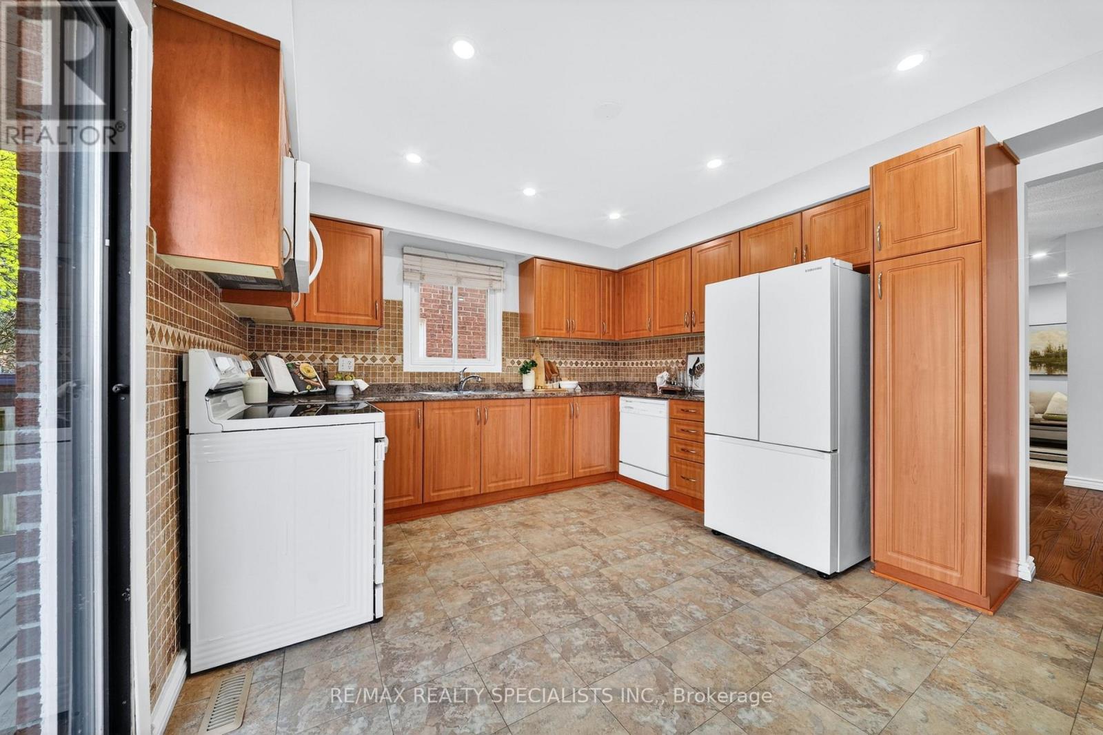 17 Payzac Avenue, Toronto, Ontario  M1E 5A7 - Photo 5 - E13500108