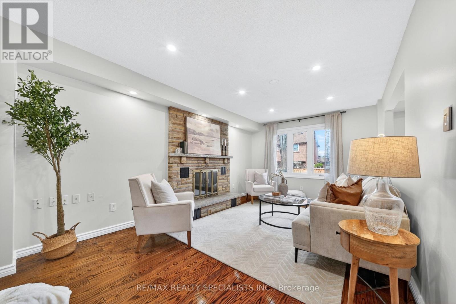 17 Payzac Avenue, Toronto, Ontario  M1E 5A7 - Photo 6 - E13500108