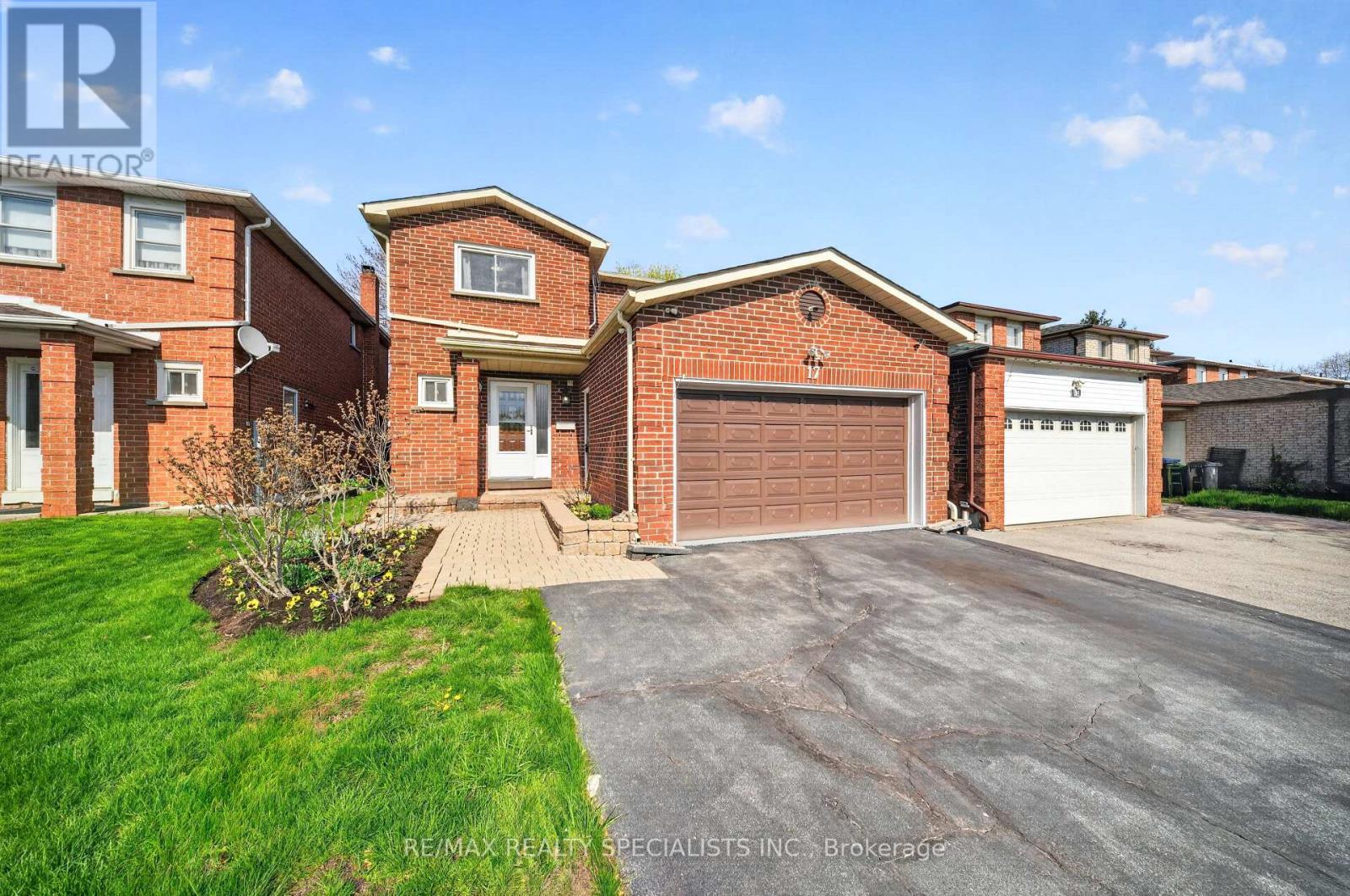 17 Payzac Avenue, Toronto, Ontario  M1E 5A7 - Photo 2 - E13500108