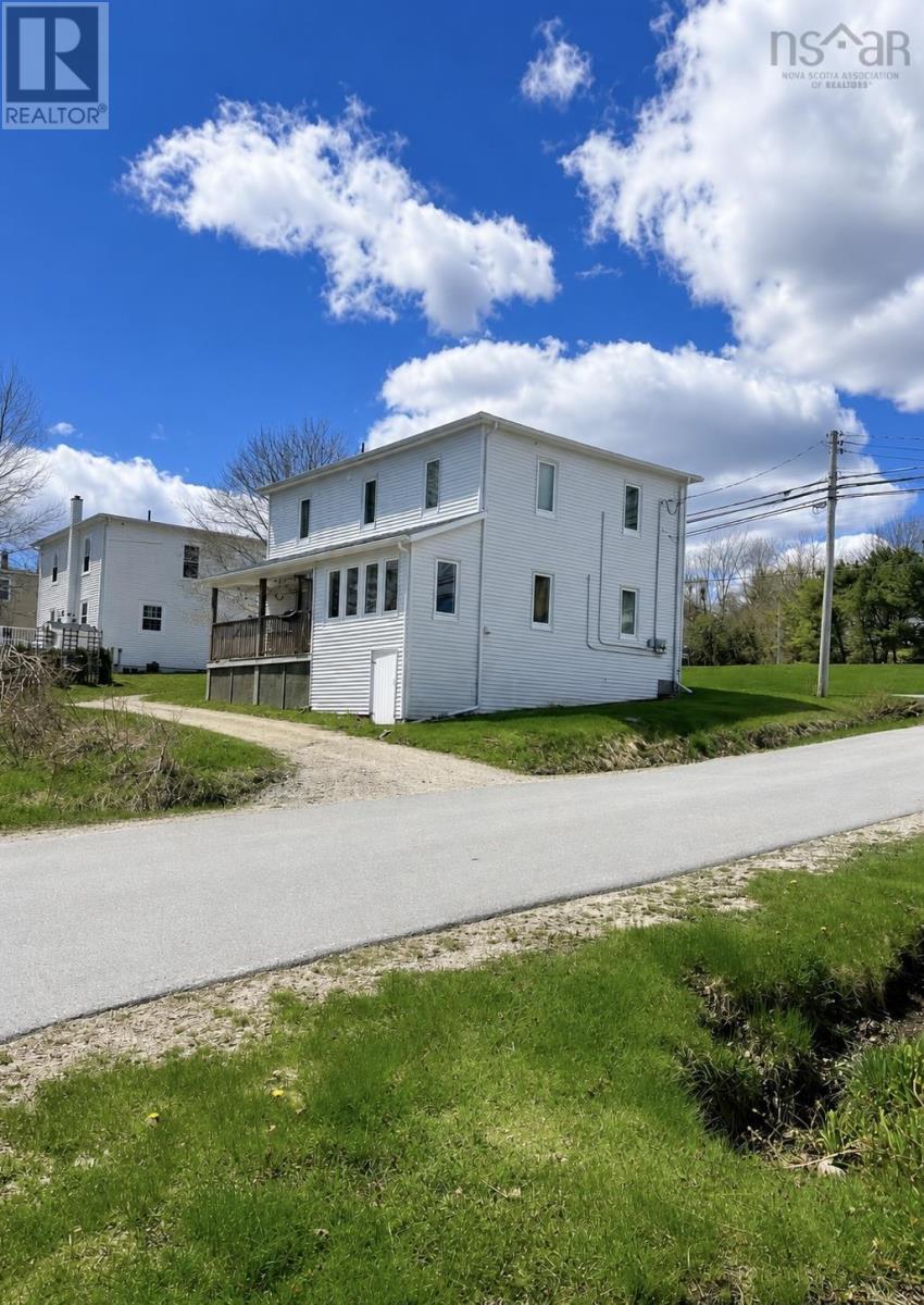 138 Queen Street Chester Nova Scotia Canada B0J1J0 3