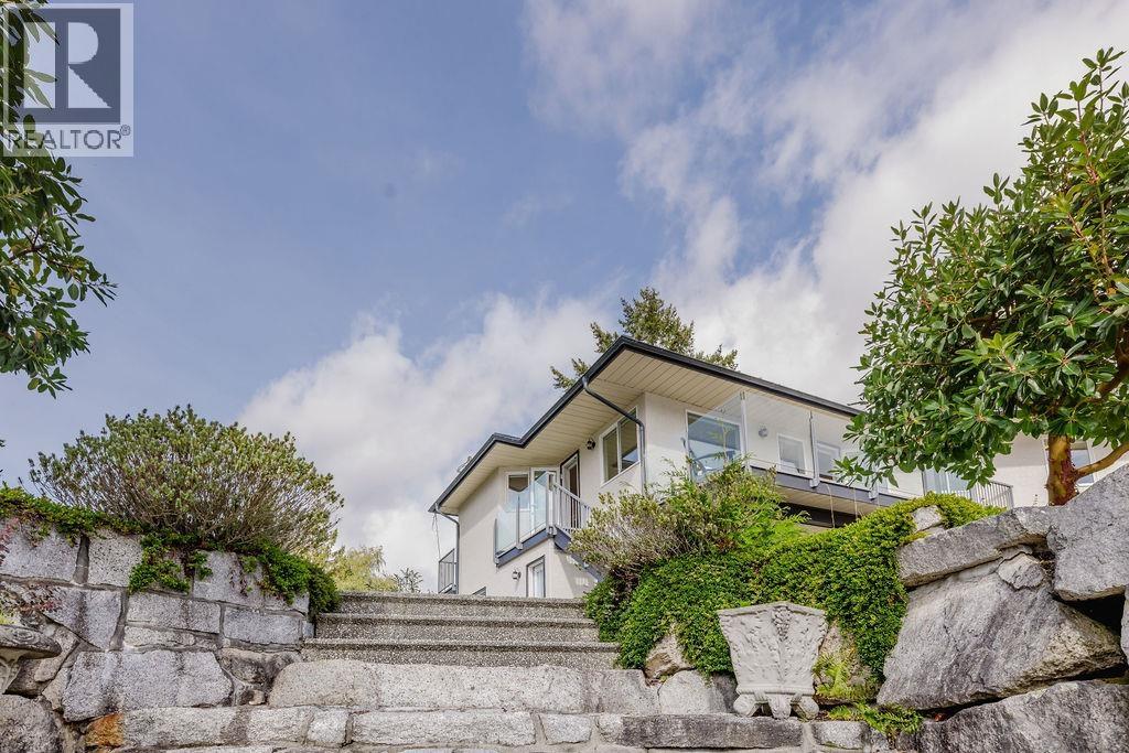 5620 Mintie Road, Halfmoon Bay, British Columbia  V7Z 1E8 - Photo 2 - R3141320