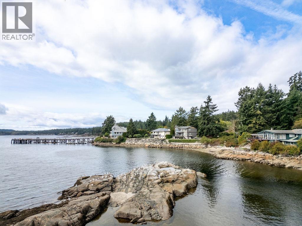 5620 Mintie Road, Halfmoon Bay, British Columbia  V7Z 1E8 - Photo 3 - R3141320