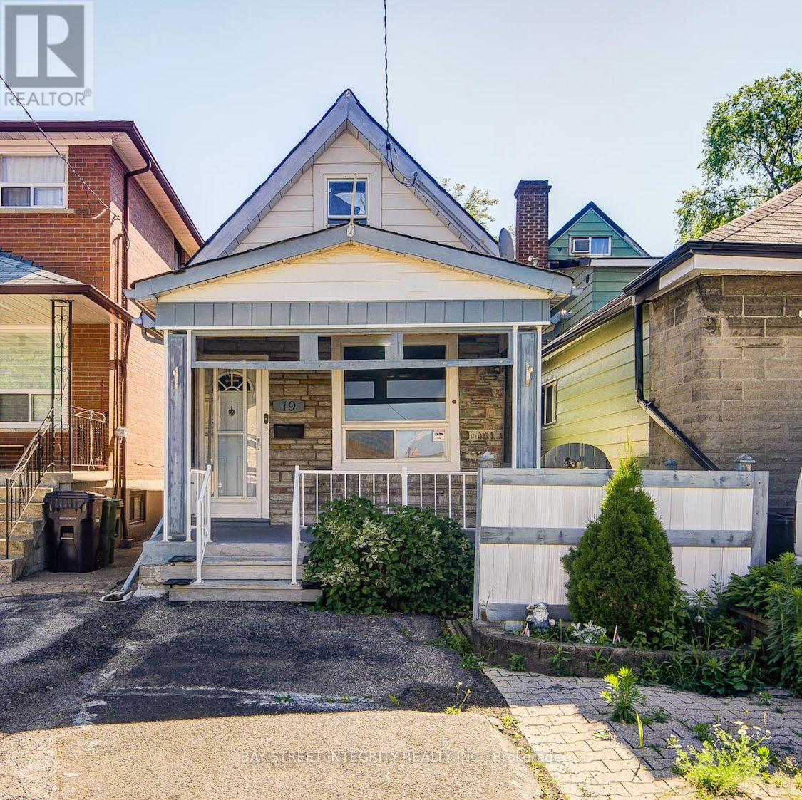 19 ROBINSON AVENUE, Toronto, Ontario