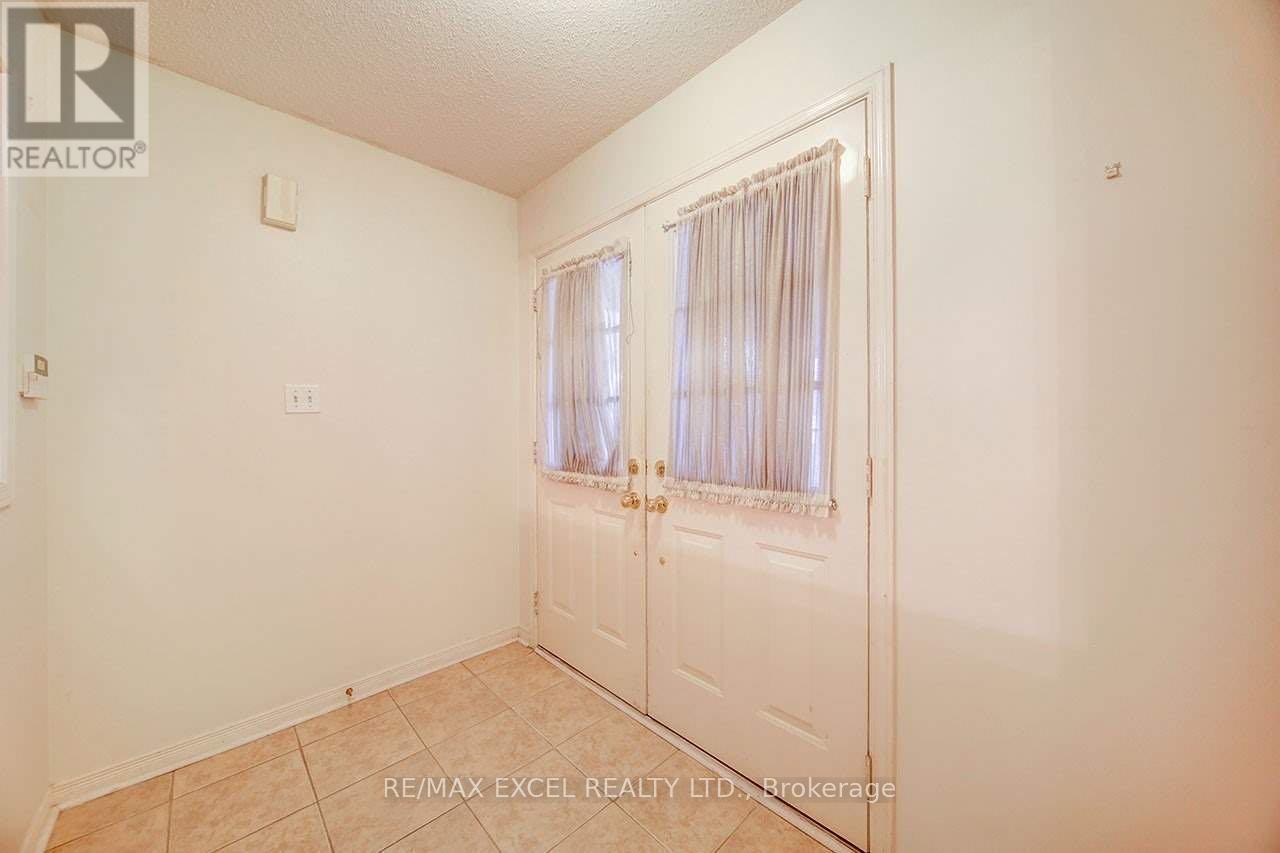 Upper - 175 Shepton Way, Toronto, Ontario  M1V 5N4 - Photo 3 - E13506374