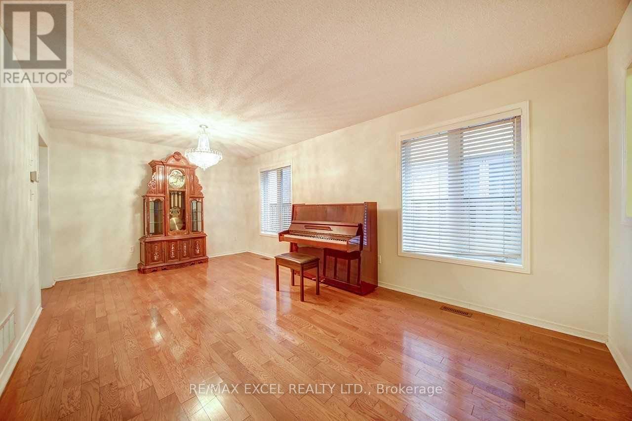 Upper - 175 Shepton Way, Toronto, Ontario  M1V 5N4 - Photo 4 - E13506374