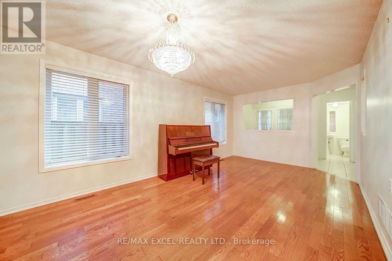 Upper - 175 Shepton Way, Toronto, Ontario  M1V 5N4 - Photo 5 - E13506374