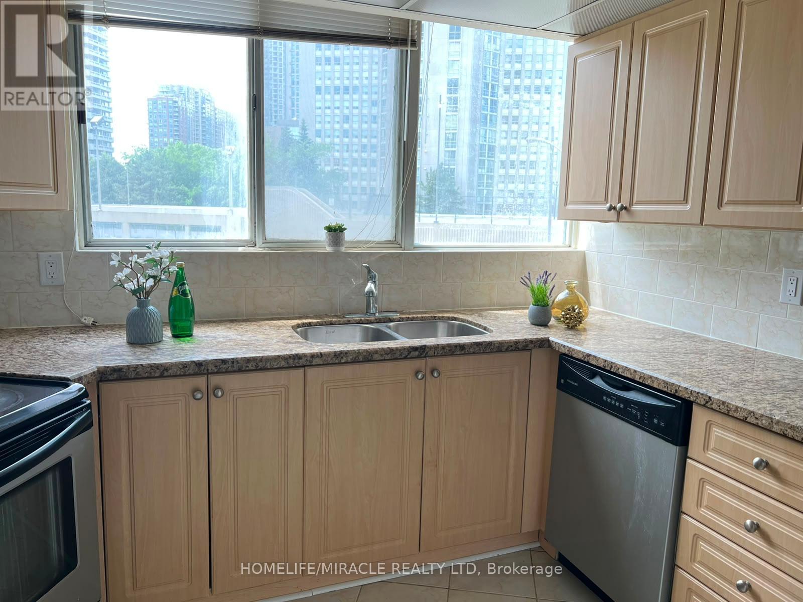 202 - 3700 Kaneff Crescent N, Mississauga, Ontario  L5A 4B8 - Photo 4 - W13506160