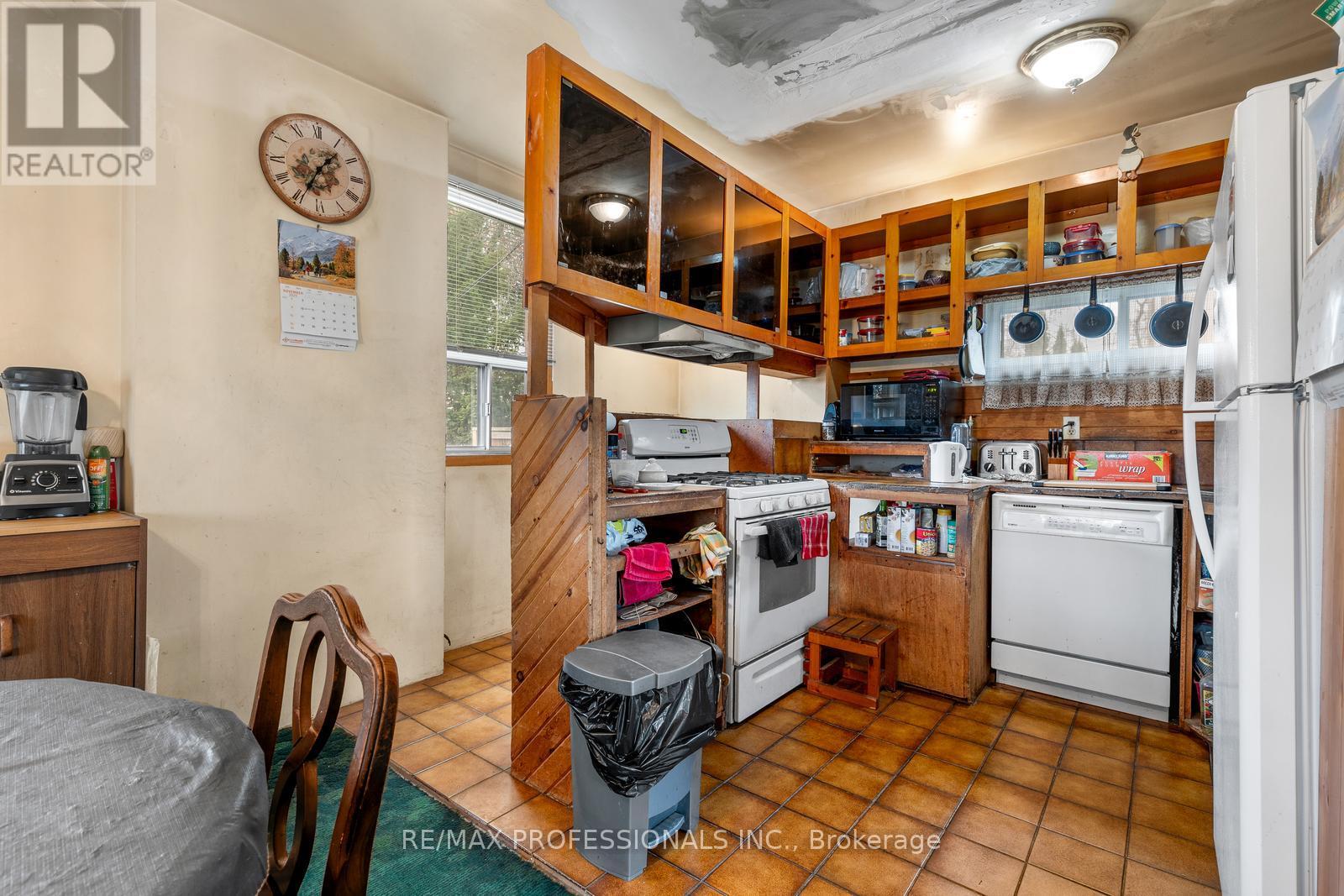 16 Cliff Street, Toronto, Ontario  M6N 4L6 - Photo 7 - W13506194