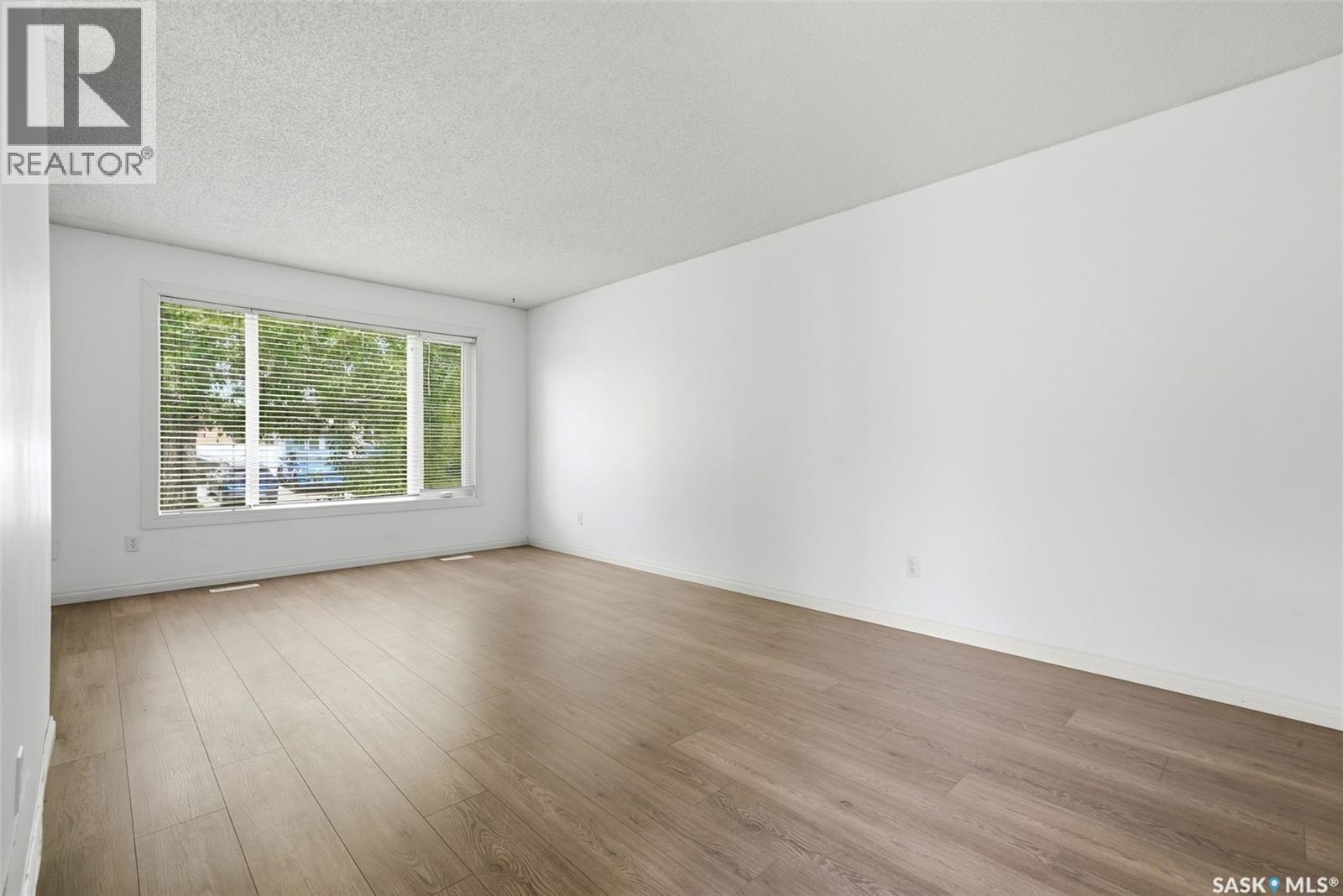 3151 Jenkins Drive E, Regina, Saskatchewan  S4N 6X4 - Photo 2 - SK041137