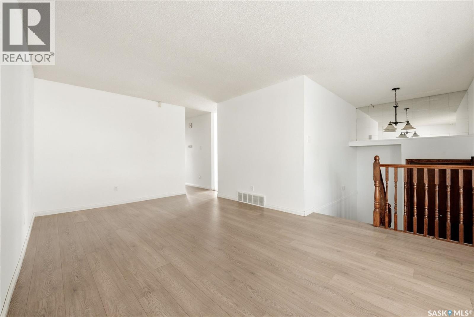 3151 Jenkins Drive E, Regina, Saskatchewan  S4N 6X4 - Photo 3 - SK041137