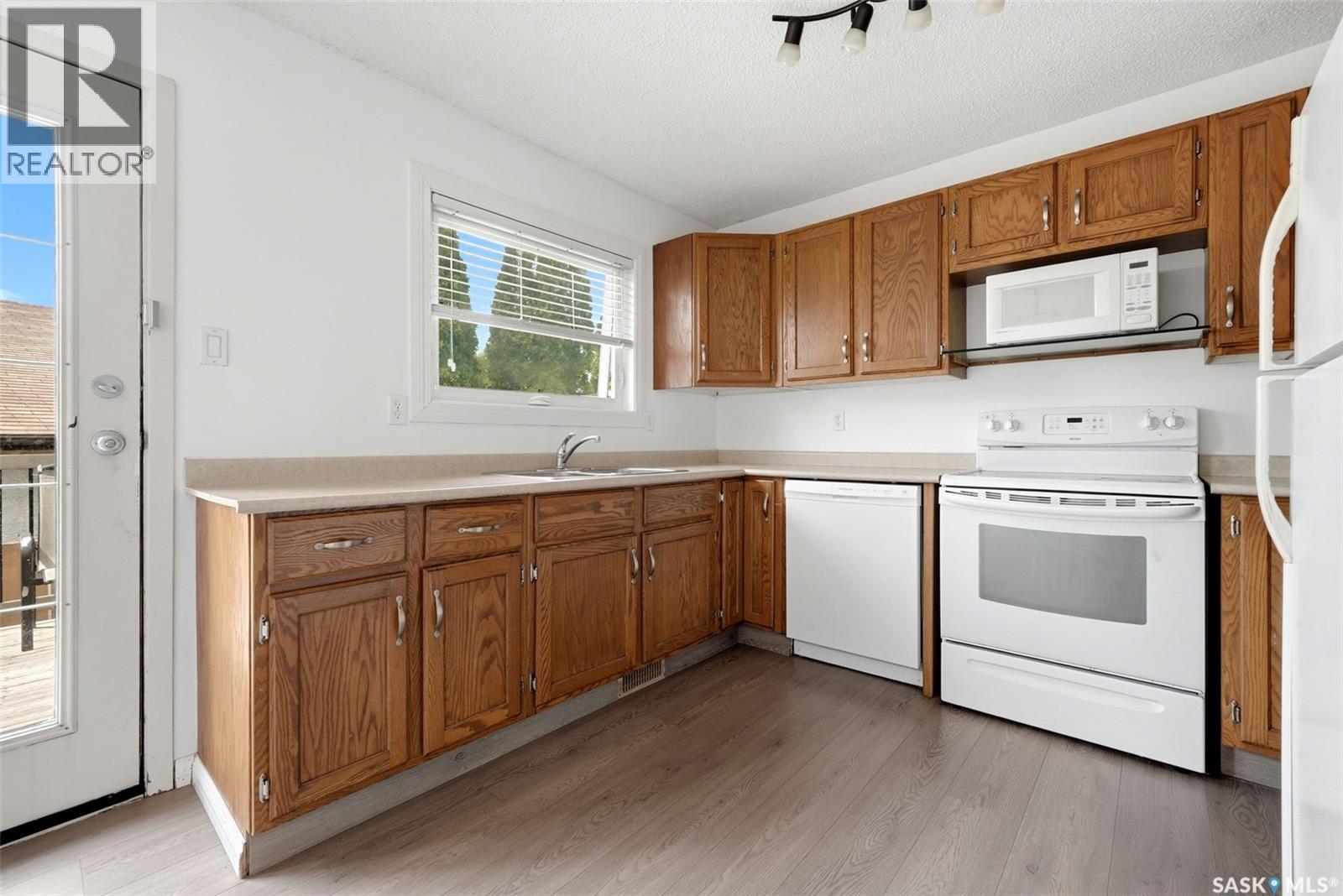 3151 Jenkins Drive E, Regina, Saskatchewan  S4N 6X4 - Photo 4 - SK041137