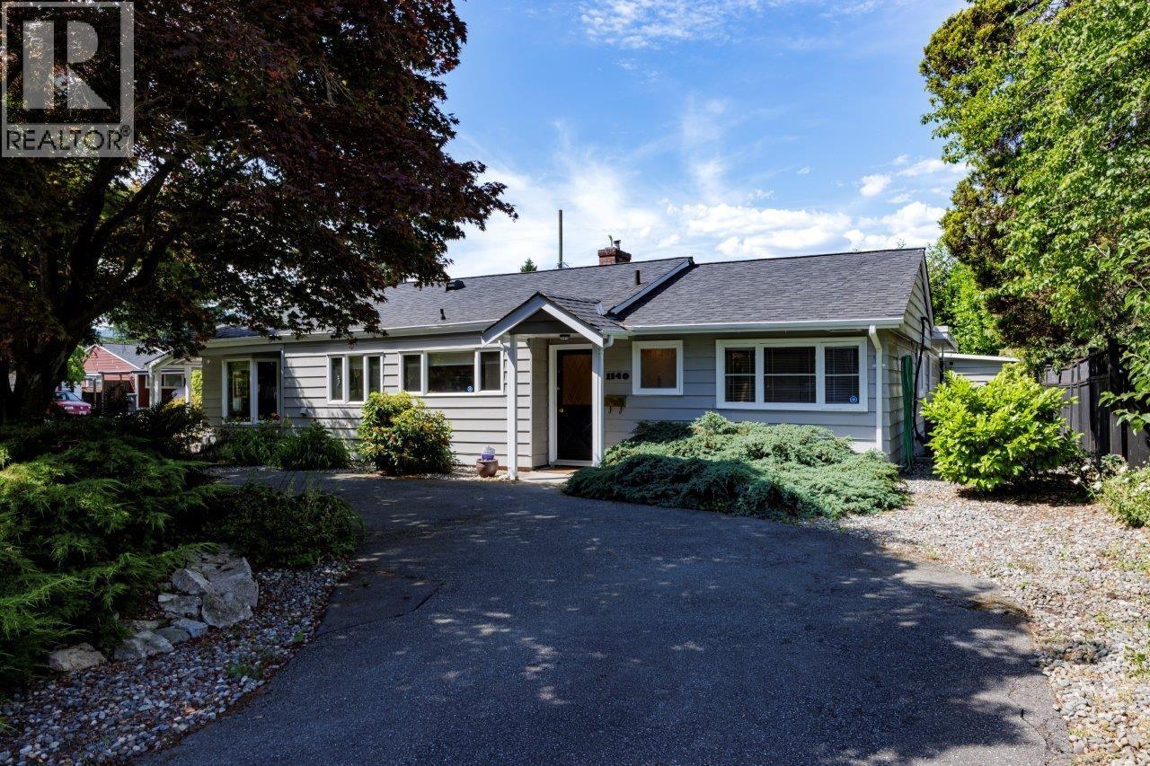 1140 PINEWOOD CRESCENT, North Vancouver, British Columbia