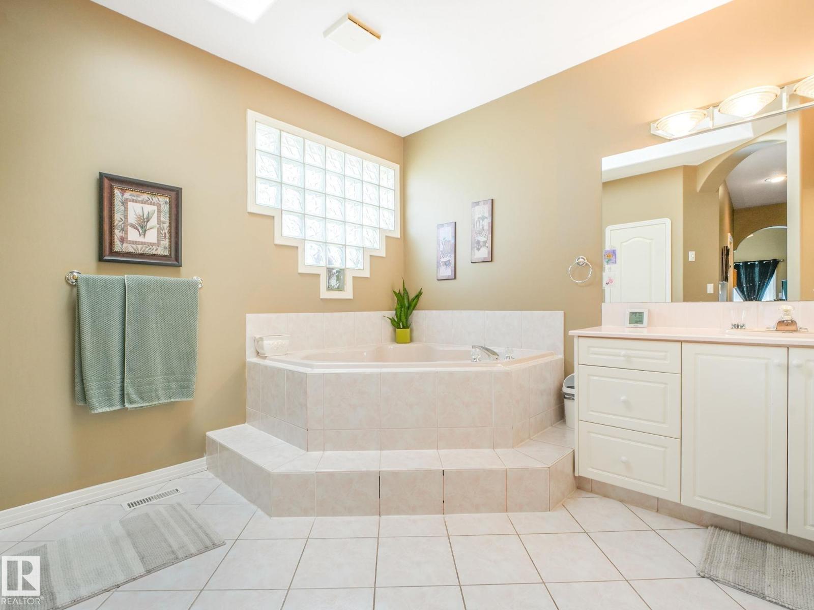 1058 James Cr NW, Edmonton, Alberta  T6L 6P6 - Photo 26 - E4496439