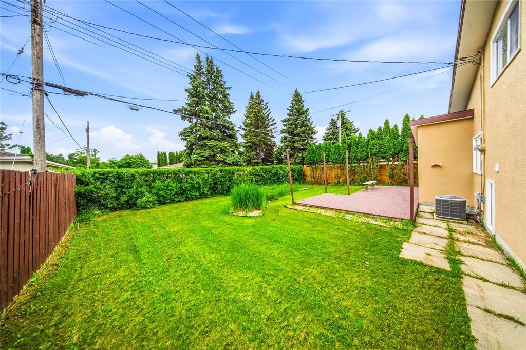 951 Airlies Street, Winnipeg, Manitoba  R2V 3A1 - Photo 1 - 202614736