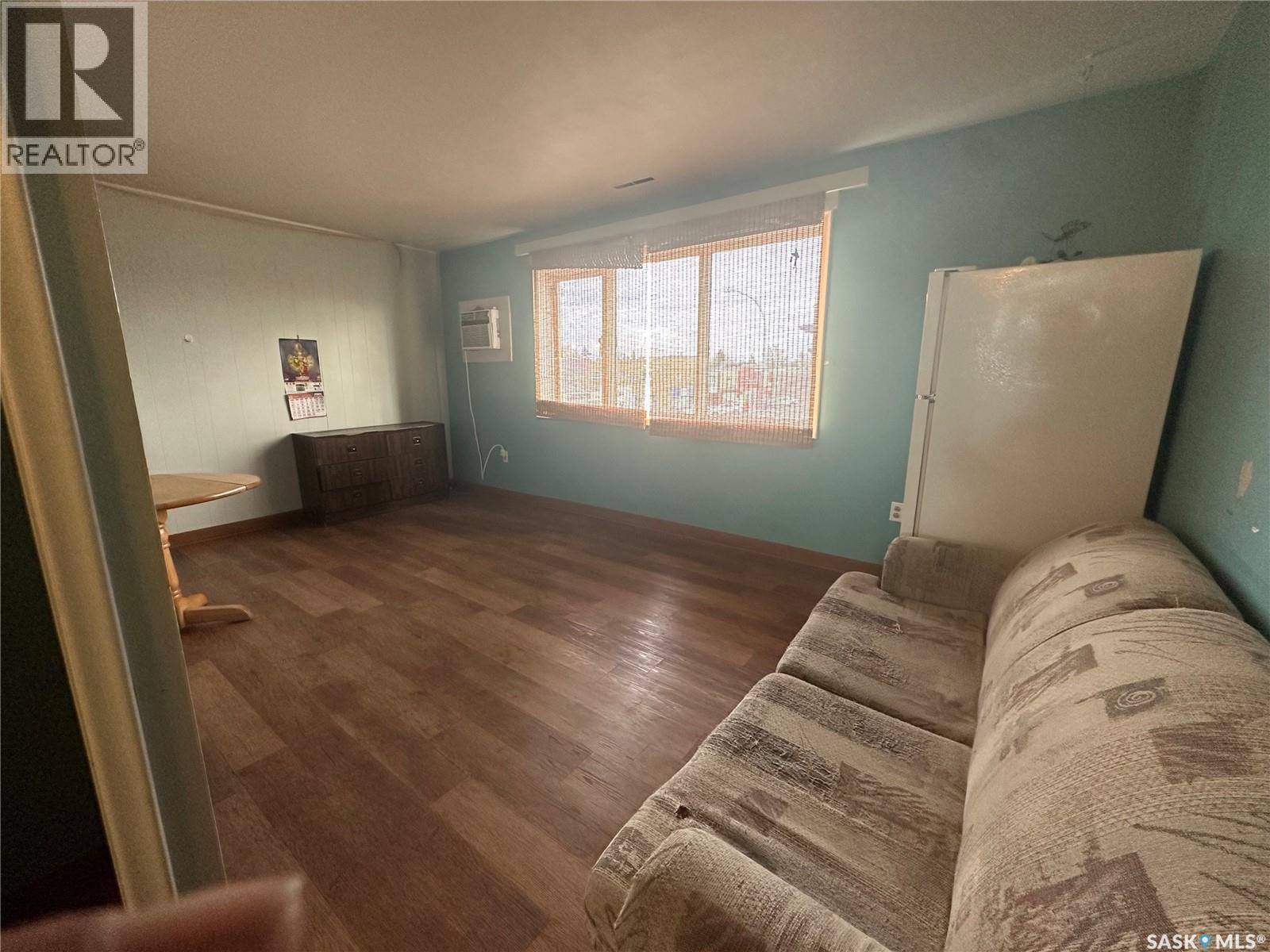136 Center Street, Assiniboia, Saskatchewan  S0H 0B0 - Photo 13 - SK040635