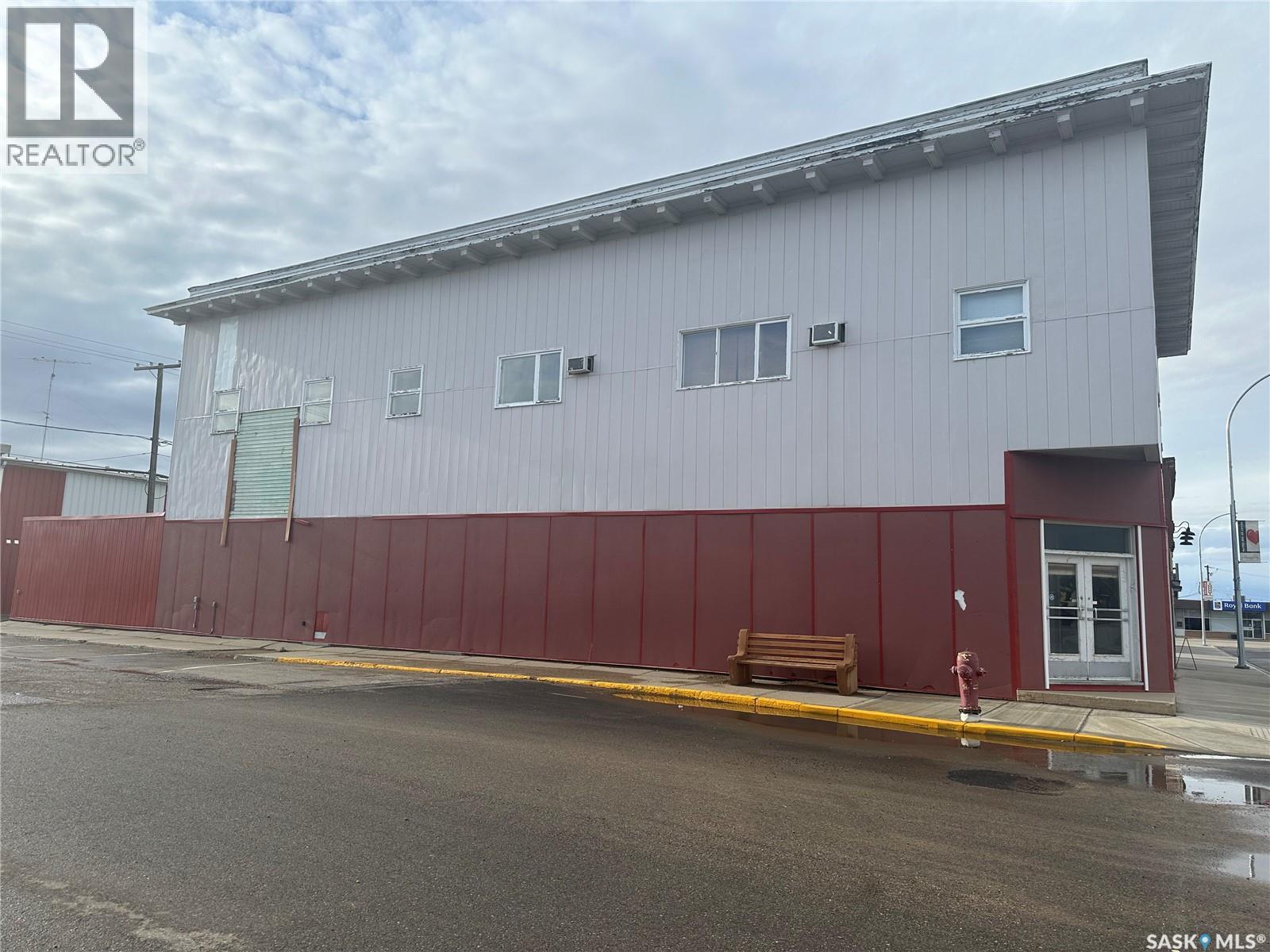 136 Center Street, Assiniboia, Saskatchewan  S0H 0B0 - Photo 2 - SK040635