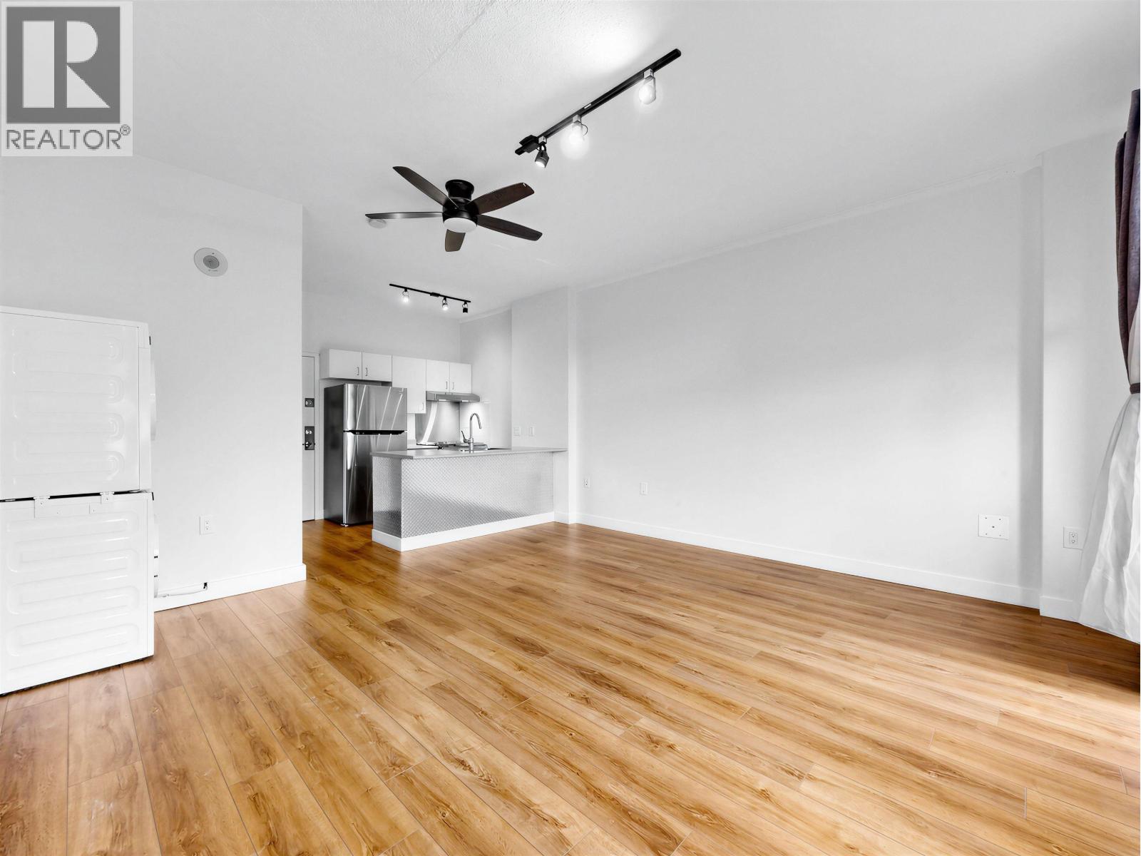 302 22 E Cordova Street, Vancouver, British Columbia  V6A 4G8 - Photo 2 - R3141561