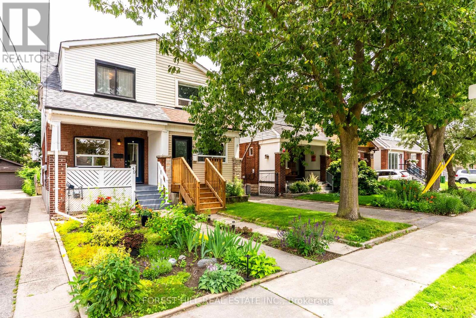 <div class="slider-price">$999,000</div><p>49 Gledhill Avenue, Toronto, Ontario</p>