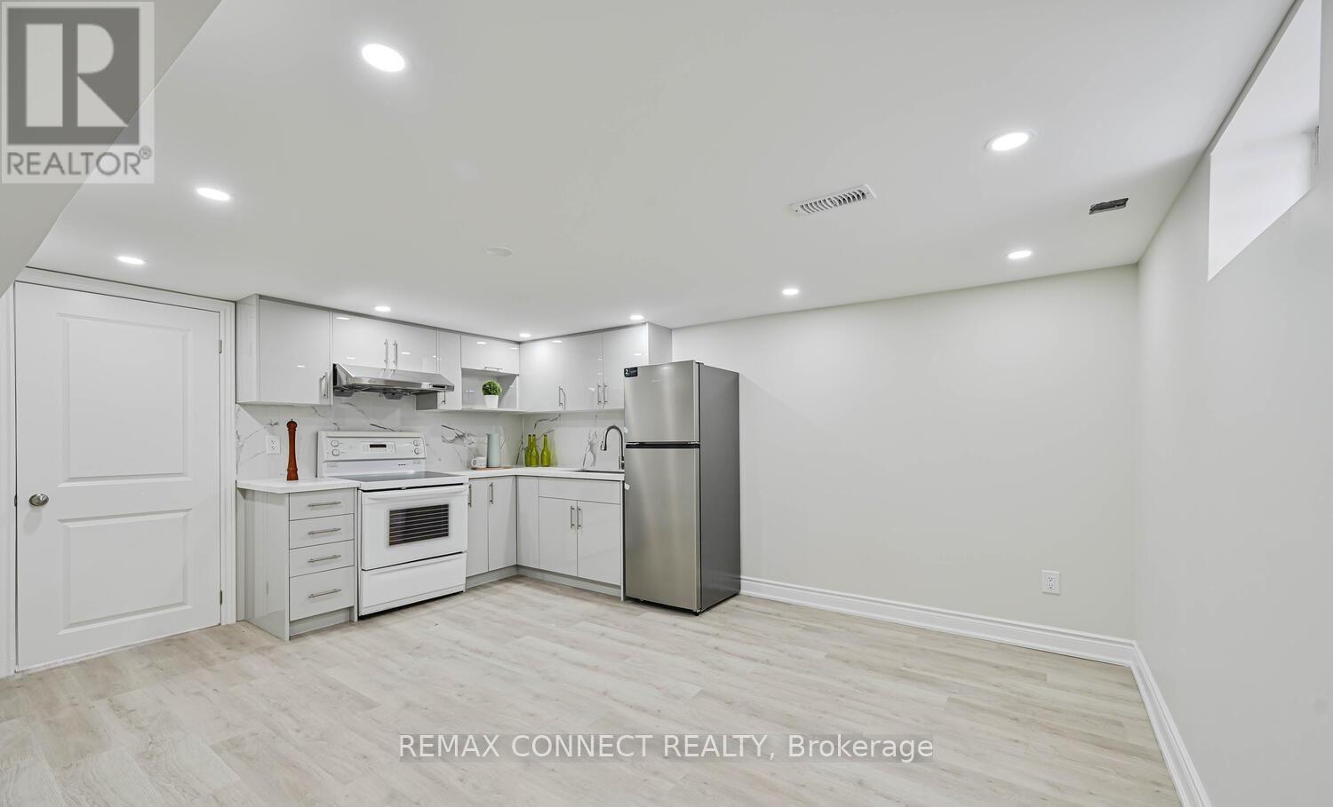 55 Taysham Crescent, Toronto, Ontario  M9V 1X1 - Photo 5 - W13506684