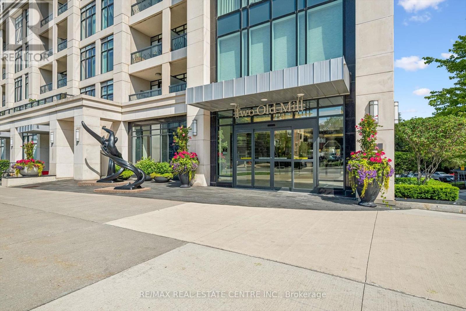 524 - 2 OLD MILL DRIVE, Toronto, Ontario