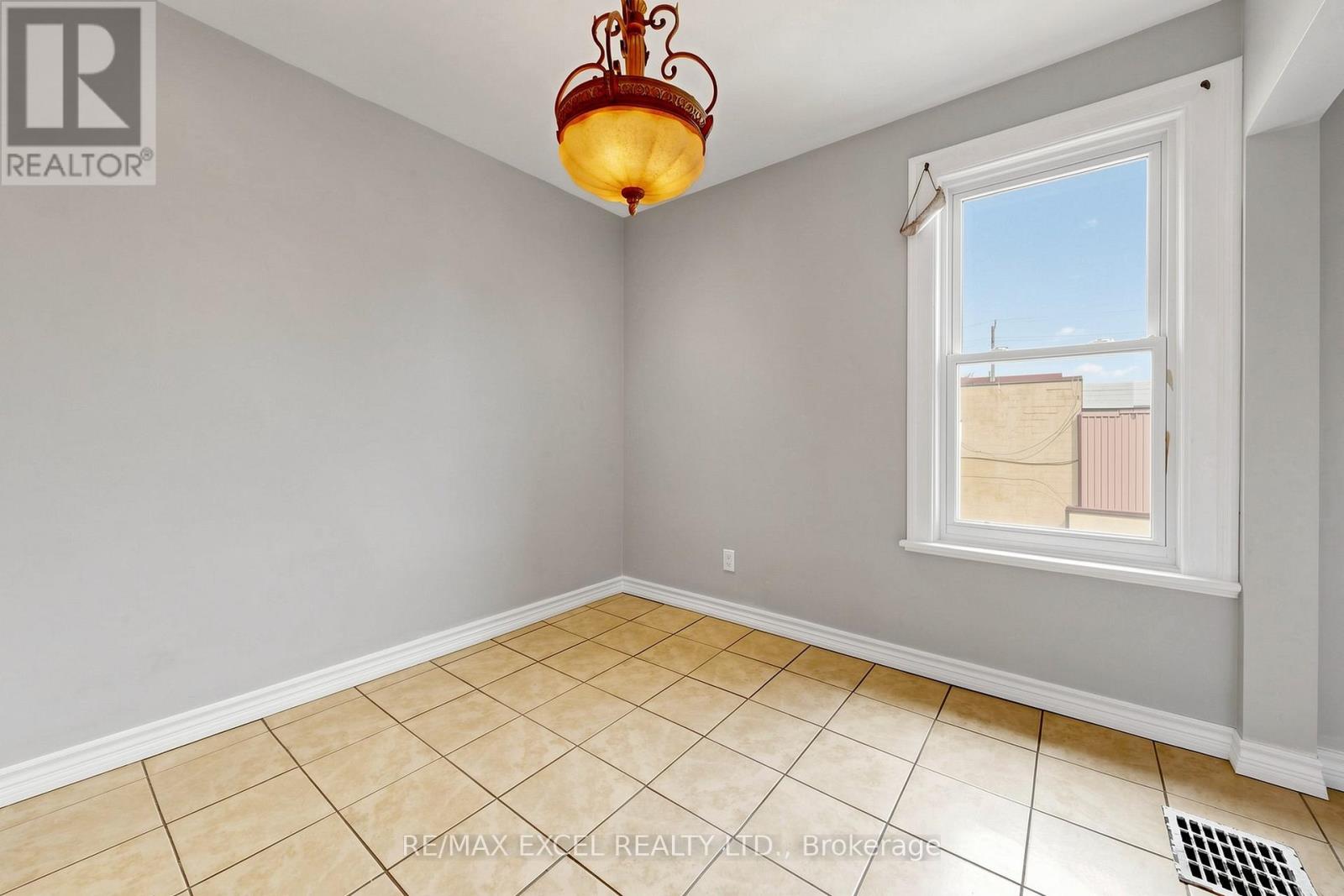 Upper - 259 Victoria Avenue N, Hamilton, Ontario  L8L 5G3 - Photo 11 - X13507422