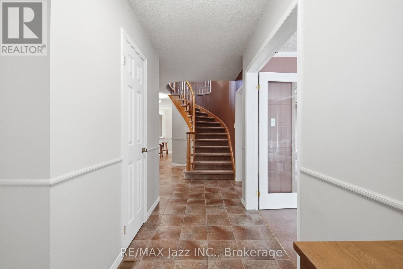 6 Aldcroft Crescent, Clarington, Ontario L1C 4P2 - Photo 6 - E13507022